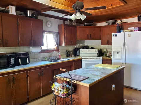 Kitchen - 206 E Delaware Ave, Republic, WA 99166 photo 2 of 3