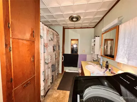 Bath - 206 E Delaware Ave, Republic, WA 99166 photo 1 of 1