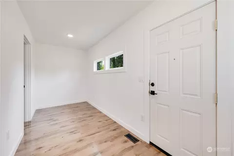 Entry Way - 1708 Scenic Dr, Everett, WA 98203 photo 1 of 1