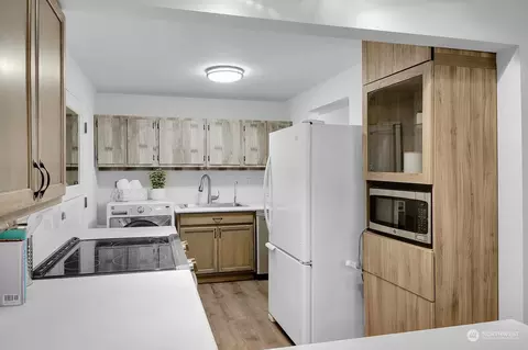 Kitchen - 318 170th Pl SW, Bothell, WA 98012 photo 3 of 3