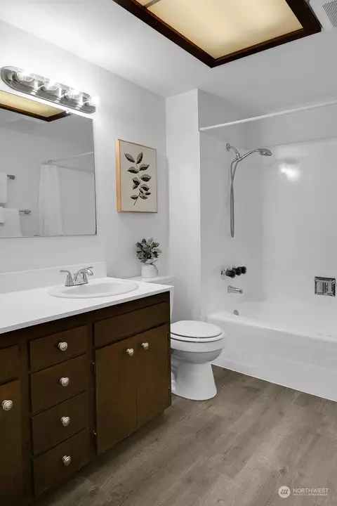Bath - 318 170th Pl SW, Bothell, WA 98012 photo 2 of 3