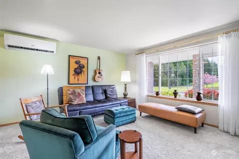 Living - 926 King Rd, Winlock, WA 98596 photo 2 of 3