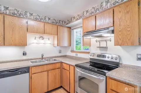 Kitchen - 926 King Rd, Winlock, WA 98596 photo 2 of 2