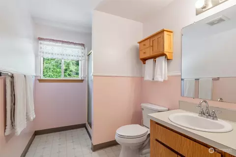 Bath - 926 King Rd, Winlock, WA 98596 photo 2 of 2