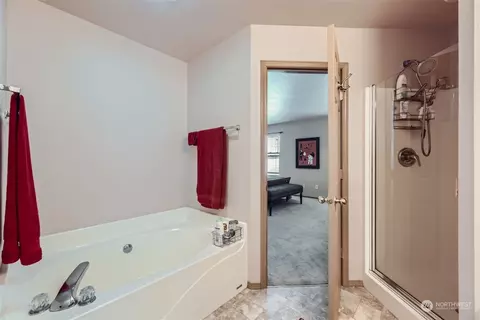 Bath - 15215 50th Ave SE, Everett, WA 98208 photo 2 of 3