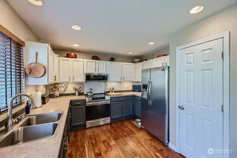 Kitchen - 15215 50th Ave SE, Everett, WA 98208 photo 2 of 3