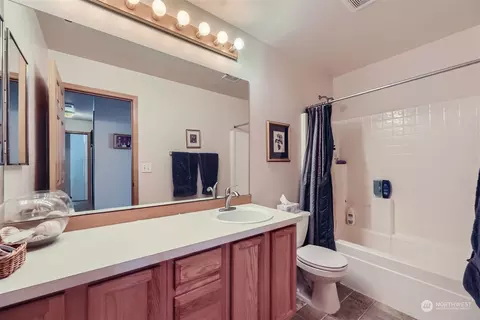 Bath - 15215 50th Ave SE, Everett, WA 98208 photo 3 of 3
