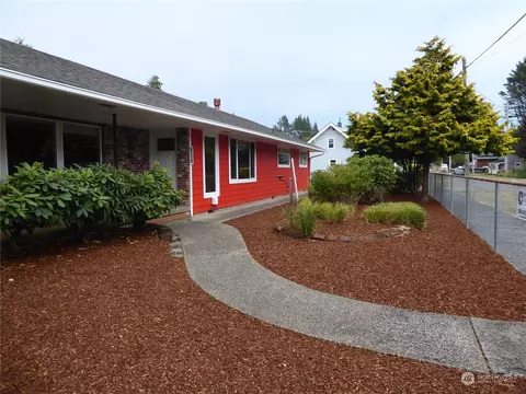 712 Lake St SE, Ilwaco, WA 98624