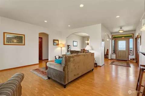 Entry Way - 117 Garrett Loop, Chehalis, WA 98532 photo 3 of 4