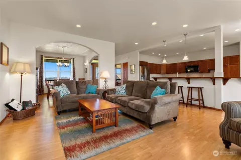 Living - 117 Garrett Loop, Chehalis, WA 98532 photo 2 of 3