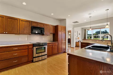 Kitchen - 117 Garrett Loop, Chehalis, WA 98532 photo 2 of 3