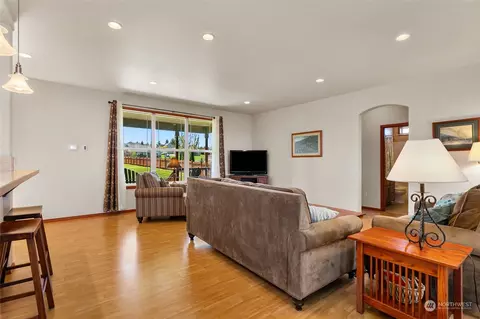 Living - 117 Garrett Loop, Chehalis, WA 98532 photo 1 of 3
