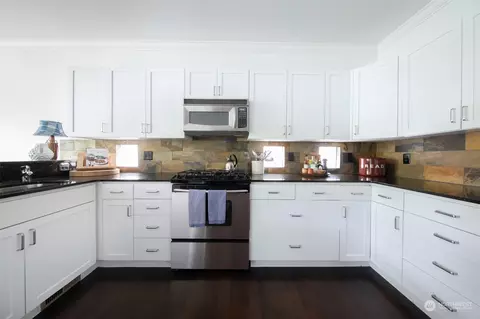 315 Dewey Pl E, Seattle, WA 98112 photo 9