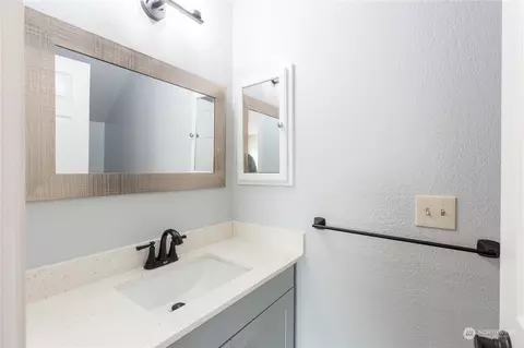 Bath - 2902 13th St #3D, Everett, WA 98201 photo 1 of 2