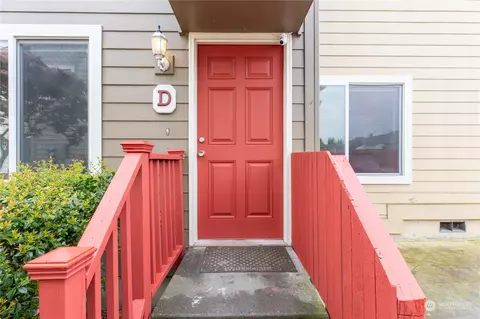 Entry Way - 2902 13th St #3D, Everett, WA 98201 photo 1 of 2