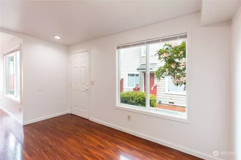 Living - 2902 13th St #3D, Everett, WA 98201 photo 5 of 8