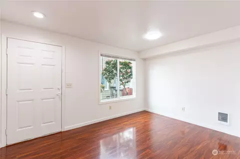 Living - 2902 13th St #3D, Everett, WA 98201 photo 2 of 8