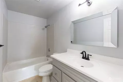 Bath - 2902 13th St #3D, Everett, WA 98201 photo 2 of 2