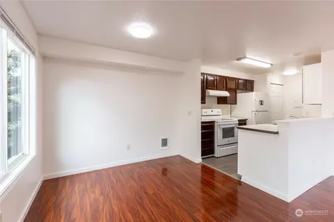 Living - 2902 13th St #3D, Everett, WA 98201 photo 6 of 8