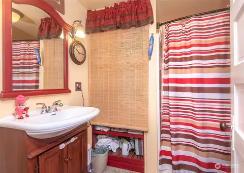 Bath - 1711 12th St, Everett, WA 98201 photo 1 of 4