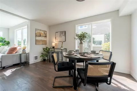 Dining - 2902 13th St #4A, Everett, WA 98201 photo 3 of 7