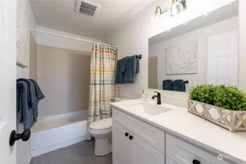 Bath - 2902 13th St #4A, Everett, WA 98201 photo 2 of 2