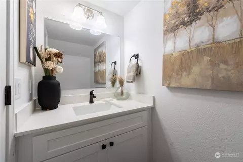 Bath - 2902 13th St #4A, Everett, WA 98201 photo 1 of 2
