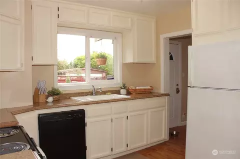 Kitchen - 2304 60th St SE, Everett, WA 98203 photo 2 of 3