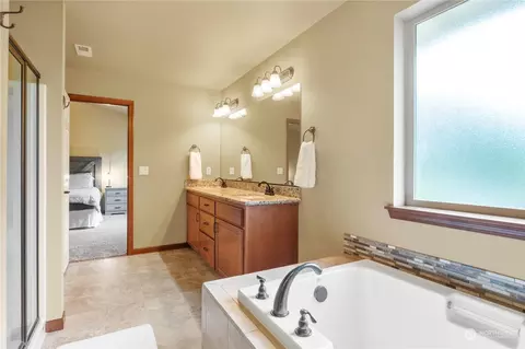 Bath - 213 Ames St NE, Orting, WA 98360 photo 4 of 5