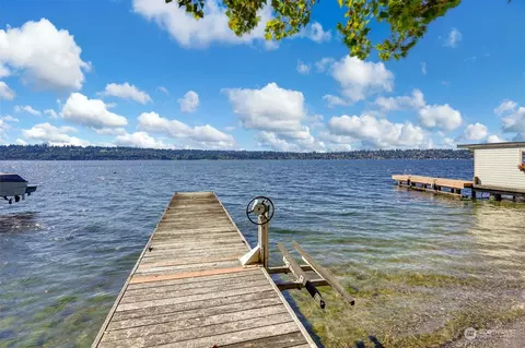 11531 Holmes Point Dr NE, Kirkland, WA 98034