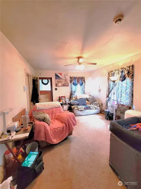 Living - 333 15th Ave, Longview, WA 98632 photo 1 of 1