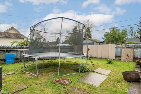 Exterior - 333 15th Ave, Longview, WA 98632 photo 2 of 3