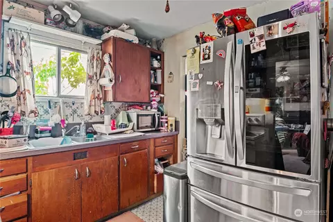 Kitchen - 333 15th Ave, Longview, WA 98632 photo 2 of 2