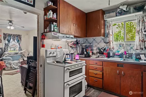 Kitchen - 333 15th Ave, Longview, WA 98632 photo 1 of 2