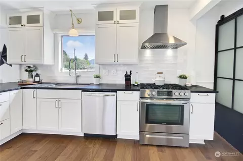 Kitchen - 3004 Division St, Enumclaw, WA 98022 photo 4 of 6