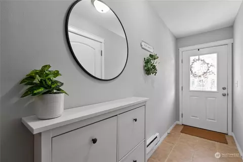 Entry Way - 3034 Belmonte Ln, Everett, WA 98201 photo 2 of 4
