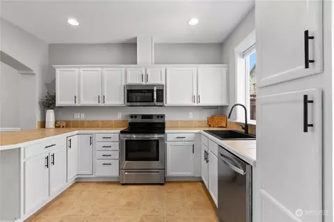Kitchen - 3034 Belmonte Ln, Everett, WA 98201 photo 2 of 2