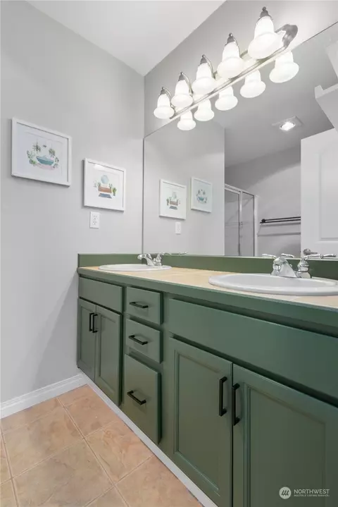 Bath - 3034 Belmonte Ln, Everett, WA 98201 photo 2 of 5