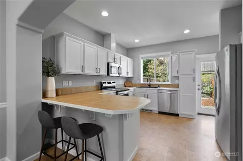 Kitchen - 3034 Belmonte Ln, Everett, WA 98201 photo 1 of 2