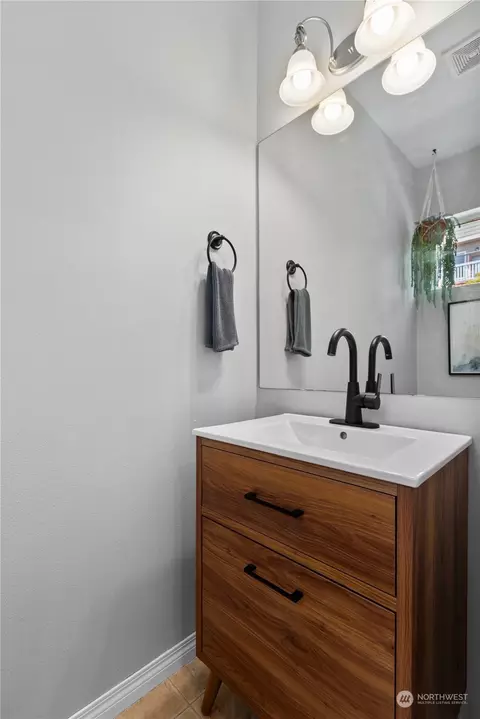 Bath - 3034 Belmonte Ln, Everett, WA 98201 photo 1 of 5