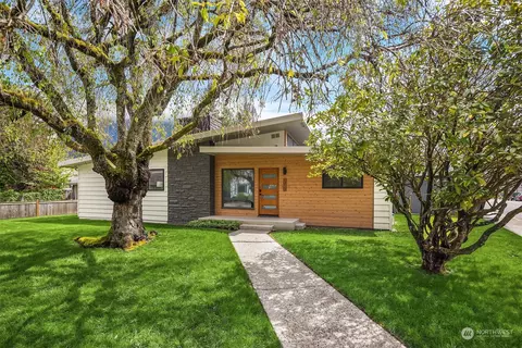 202 Sydney Ave N, North Bend, WA 98045