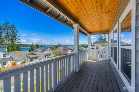 81 E Blackwell St, Allyn, WA 98524