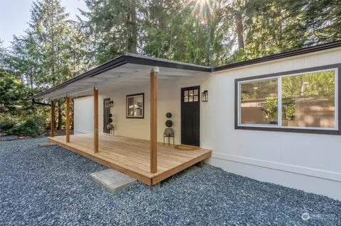 6377 Santa Fe Trl, Maple Falls, WA 98266