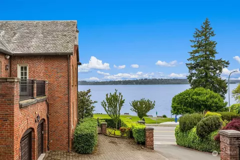 6612 Lake Washington Blvd NE, Kirkland, WA 98033