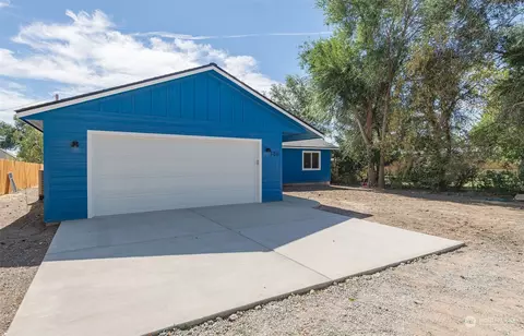 Exterior - 306 W Walnut St, Waterville, WA 98858 photo 3 of 12