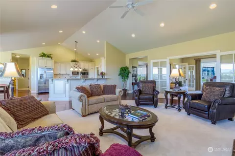 Living - 602 Summers Cir, Walla Walla, WA 99362 photo 3 of 4