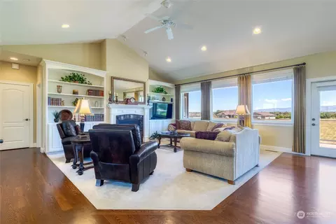 Living - 602 Summers Cir, Walla Walla, WA 99362 photo 1 of 4