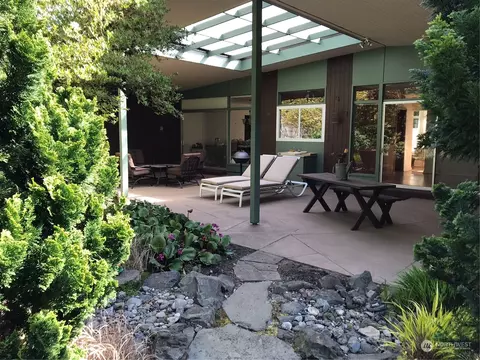 Exterior - 18819 92nd Ave NE, Bothell, WA 98011 photo 8 of 10