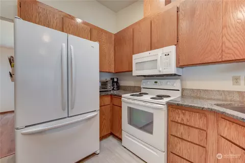 Kitchen - 14413 55th Ave SE, Everett, WA 98208 photo 3 of 4