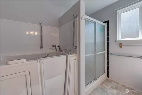 Bath - 14413 55th Ave SE, Everett, WA 98208 photo 2 of 3